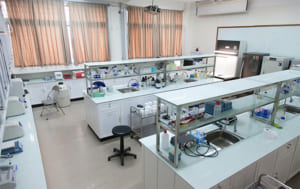 Một phòng thí nghiệm được trang bị hiện đại tại trường