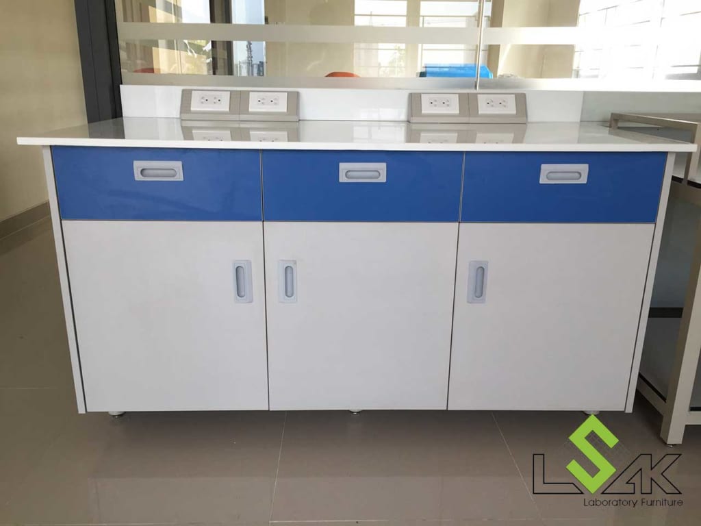 Bàn thí nghiệm mặt đá granite thi công thực tế