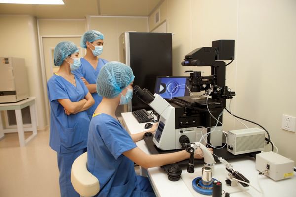 Thụ tinh trong ống nghiệm tại Bệnh viện Đa khoa Quốc tế Vinmec được thực hiện bằng nhiều máy móc hiện đại