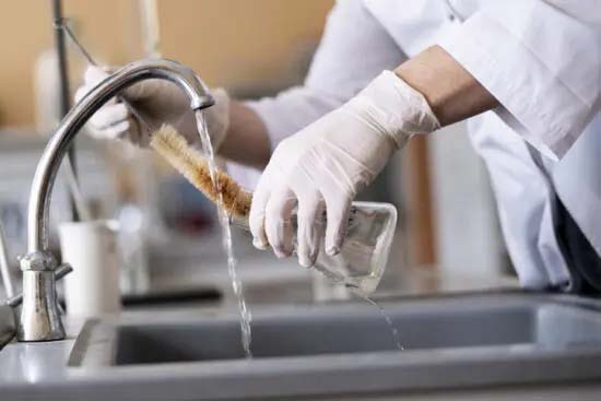 Cách làm sạch dụng cụ thủy tinh trong phòng thí nghiệm