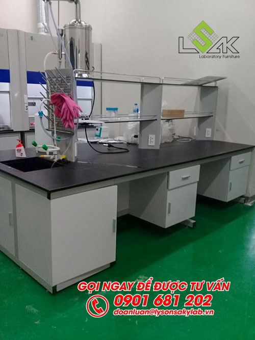 Bàn thí nghiệm trung tâm có bồn rửa nội thất phòng QC nhà máy Kolon Industries Việt Nam