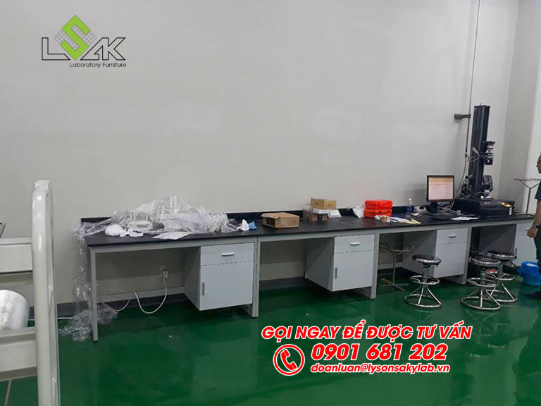 Bàn đặt máy thí nghiệm nội thất phòng QC nhà máy Kolon Industries Việt Nam