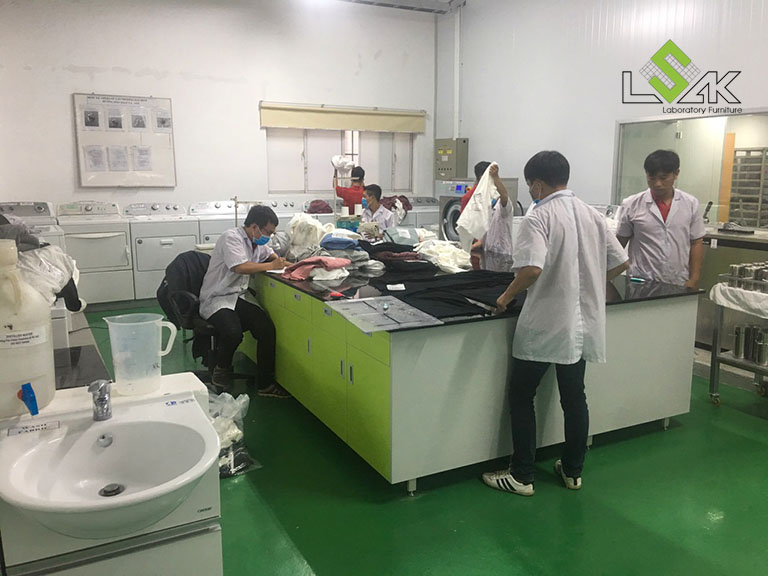 Bàn chuẩn bị mẫu bằng đá hoa cương tại Phòng Lab Công ty Yakjin Intertex, KCN Minh Hưng Hàn Quốc, Bình Phước