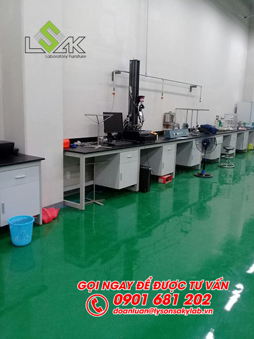 Bàn đặt máy sát tường nội thất phòng QC nhà máy Kolon Industries Việt Nam