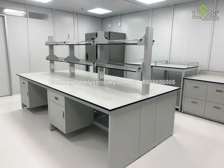 Bàn thí nghiệm trung tâm mặt phenolic xam trang hộc tủ kin va kệ trên bàn