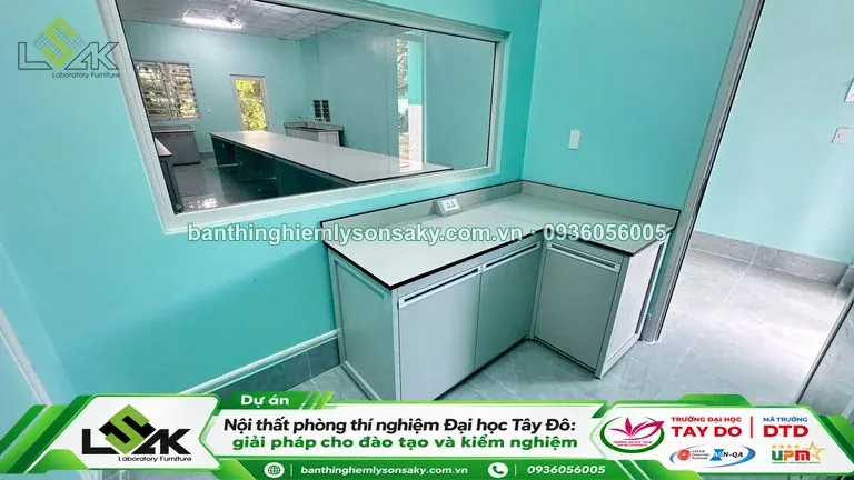 Bàn thí nghiệm áp tường có cua so quan sat