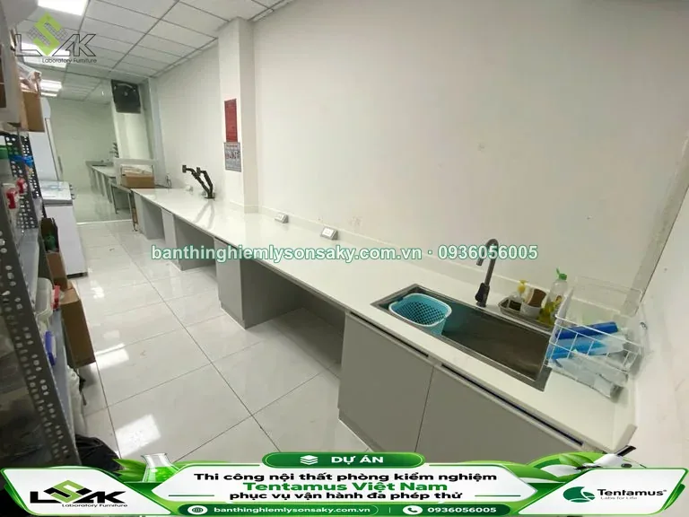 Bàn thí nghiệm áp tường có bồn rửa