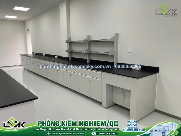 Bàn thí nghiệm áp tường có kệ trên bàn