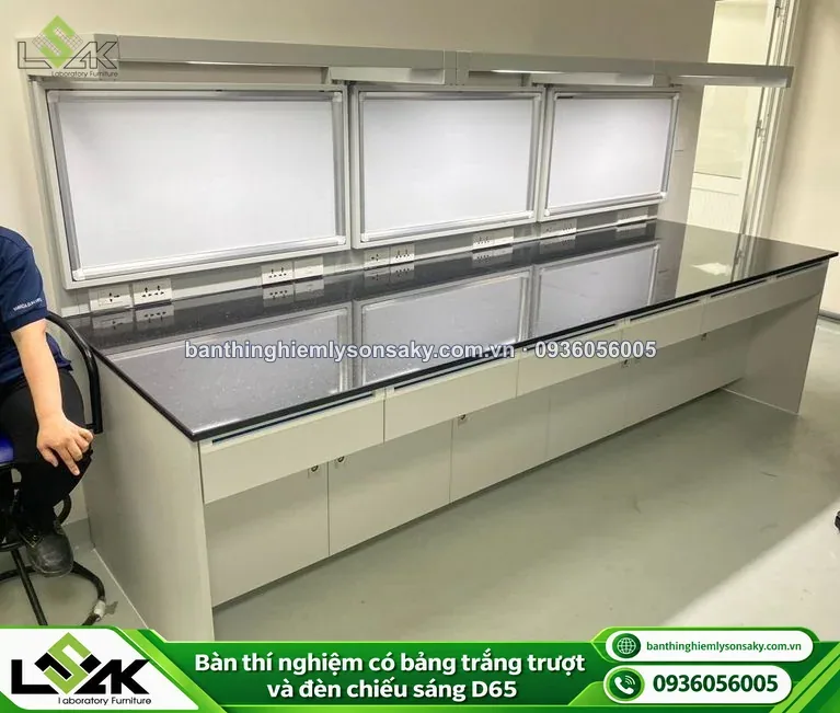 Bàn thí nghiệm có bảng trắng trượt và đèn chiếu sáng D65