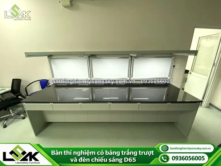 Bàn thí nghiệm có bảng trắng trượt và đèn chiếu sáng D65