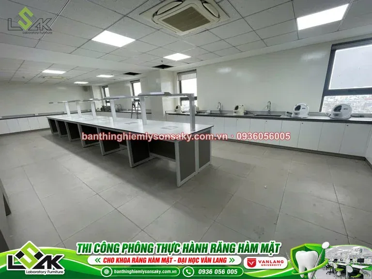 Bàn áp tường phòng thuc hanh