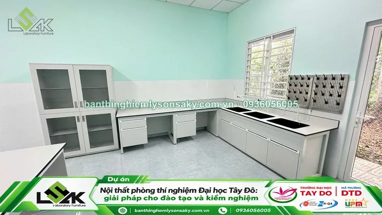 He bàn thí nghiệm áp tường có bon rửa