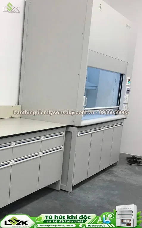 Tủ hút khí độc có kệ để hóa chất